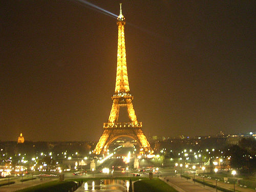 eiffel tower by night